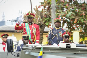 Brice Clotaire Oligui Nguema salue lors de son arrivée au défilé militaire marquant le premier anniversaire du coup d’État, à Libreville le 30 août 2024.