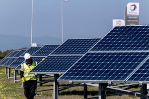 Panneaux photovoltaïques installés aux abords d’une station-service Total, sur l’autoroute A1, au niveau de Grombalia, en Tunisie, le 26 février 2021. © Nicolas Fauqué