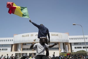Des militants de Pastef se sont rassemblés en soutien au président du parti, Ousmane Sonko, durant son procès, le 8 mars 2021 devant le palais de justice de Dakar. © Cherkaoui Sylvain