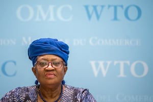 La directrice générale de l’OMC, Ngozi Okonjo Iweala, le jour de l’annonce de sa reconduction pour un second mandat, le 29 novembre 2024, à Genève. © Fabrice COFFRINI / AFP