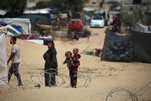 Des enfants dans un camp de réfugiés à Rafah, dans le sud de la bande de Gaza, à la frontière avec l’Égypte, le 28 avril 2024. © AFP.