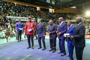 Brice Clotaire Oligui Nguema (en uniforme), le président de la transition gabonaise, lors de l’ouverture du Dialogue national inclusif, au Palais des sports, à Libreville, le 2 avril 2024.