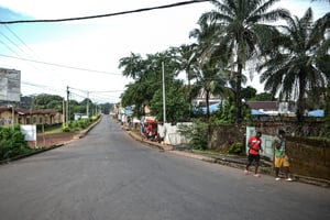 Une rue de Freetown, le 26 novembre 2023. © Saidu BAH / AFP
