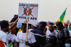 Des partisans de l’Alliance des États du Sahel (AES) célèbrent la sortie du Mali, du Burkina Faso et du Niger de la Cedeao, à Bamako le 1er février 2024. © OUSMANE MAKAVELI / AFP