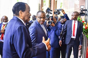 Simon-Pierre Bikélé, directeur du protocole d’État (centre), et le président de la République du Cameroun, Paul Biya (gauche), à Yaoundé en mars 2023. © MABOUP