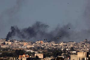 De la fumée s’élève au-dessus de Khan Younès, dans le sud de la bande de Gaza, après un bombardement israélien, le 31 janvier 2024. © SAID KHATIB / AFP.