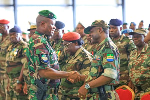 Le président de la transition gabonaise, Brice Clotaire Oligui Nguema, avec les Forces de défense et de sécurité, le 4 novembre 2023. © Présidence de la République gabonaise