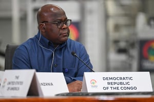 Le président de la RDC Felix Tshisekedi participe à un briefing lors de sa visite à l’usine agroalimentaire Carrinho près de Benguela, en Angola, le 4 décembre 2024. © ANDREW CABALLERO-REYNOLDS / AFP