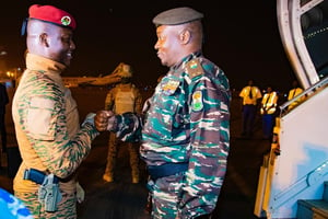 Le capitaine Ibrahim Traoré, chef d’État du Burkina Faso, accueille le général Abdourahamane Tiani à Ouagadougou, le 23 novembre 2023 au soir. © Présidence du Burkina Faso.