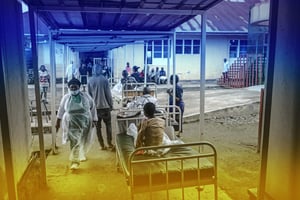 L’hôpital de Ndosho, à Goma, où sont accueillis les blessés de guerre, civils, militaires et membres des wazalendo. © Xinhua/Wang Guansen/REA. Montage JA