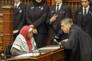À la demande de Ted Arnott, président de la Chambre législative de l’Ontario (Canada), le greffier somme la députée Sarah Jama d’ôter le keffieh qu’elle a noué autour de ses épaules, sous peine d’être expulsée de l’Assemblée, en avril 2024. © Camille Gris Roy/ Radio Canada