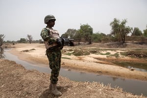 Un soldat nigérian, muni d’un lance-grenades, monte la garde près de la rivière Yobe, qui sépare le Nigeria du Niger, à la périphérie de la ville de Damasak, dans le nord-est du Nigeria (illustration). © FLORIAN PLAUCHEUR/AFP