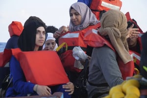 Migrants partis de Libye et secourus par un bateau affrété par MSF (Médecins sans frontières), en octobre 2023. © Paolo Santalucia/AP/SIPA