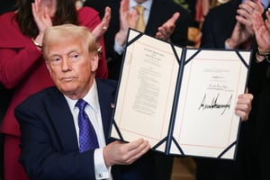 Donald Trump après la signature, le 29 janvier 2025, du Laken Riley Act, qui prévoit la détention automatique des migrants sans-papiers accusés de vol et de crimes graves. © Samuel Corum/Sipa