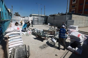 Des travailleurs de l’Unrwa dans un centre de distribution d’aide à Rafah, dans le sud de la bande de Gaza, après une frappe israélienne, le 13 mars 2024. © MOHAMMED ABED / AFP.