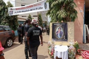 Des personnes en deuil rassemblées dans la cour de Radio Amplitude FM, lors d’une cérémonie d’hommage au journaliste Martinez Zogo, à Yaoundé, le 23 janvier 2023. © Daniel Beloumou Olomo / AFP