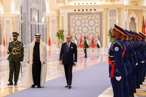 Le roi Mohammed VI accueilli par Mohammed Ben Zayed Al Nahyane, à Abou Dhabi, le 4 décembre 2023. © MAP