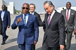 Le ministre ivoirien des Affaires étrangères, Kacou Houadja Léon Adom (à g.), accueille son homologue chinois Wan Yi, à l’aéroport international d’Abidjan, le 17 janvier 2024. © Issouf SANOGO / AFP