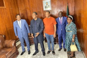 Roland Ewane (en orange), sous préfet de Idabato, a été libéré par ses ravisseurs après plusieurs mois de captivité. Paul Atanga Nji l’a présenté ce mardi 18 mars 2025 à la presse. © MINAT