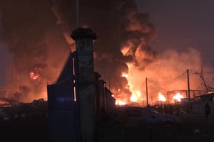 Pendant l’incendie qui a suivi l’explosion du principal dépôt de carburant de Conakry, en Guinée, le 18 décembre 2023. © STRINGER / AFP