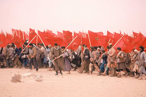 Plusieurs milliers de Marocains portant chacun un Coran et le drapeau de leur pays franchissent la frontière du Sahara occidental, à Tah, le 6 novembre 1975. © Frilet/SIPA