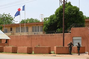 Des policiers nigériens surveillent l’ambassade de France à Niamey, le 28 août 2023. © AFP