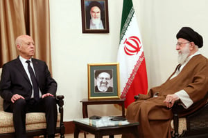 Le guide suprême iranien, l’ayatollah Ali Khamenei (à droite), rencontre le président tunisien Kaïs Saïed, à Téhéran (Iran), le 22 mai 2024. © WANA Agency via REUTERS