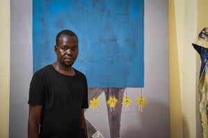 L’artiste peintre dans son atelier, situé dans le quartier de Bamako-Sogonafing, le 29 octobre 2023. © Nicolas Réméné pour JA