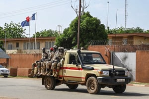 Une patrouille de l’armée nigérienne devant l’ambassade de France à Niamey, le 28 août 2023. © AFP