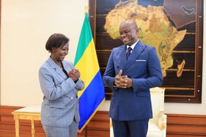 Louise Mushikiwabo avec Brice Clotaire Oligui Nguema le 6 novembre 2023. Le président de la transition du Gabon a demandé à l’OIF d’accompagner ce processus. © OIF
