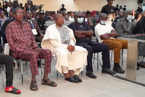 Moussa Dadis Camara et d’autres accusés lors du procès du massacre du 28-Septembre, à Conakry, le 28 septembre 2022. © REUTERS/Souleymane Camara