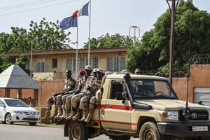 Patrouille de la police nigérienne devant l’ambassade de France à Niamey, le 28 août 2023. © AFP.