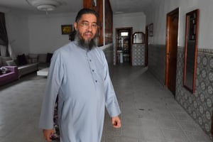 L’imam tunisien Mahjoub Mahjoubi à son domicile, dans la ville de Soliman, le 23 février 2024, un jour après avoir été expulsé de France. © Photo by FETHI BELAID / AFP