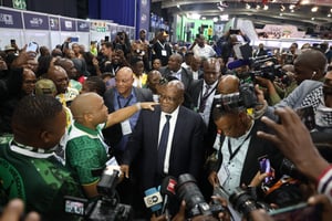 L’ancien président sud-africain et leader du parti uMkhonto weSizwe (MK) Jacob Zuma à son arrivée au centre national des résultats de la Commission électorale indépendante (CEI), à Midrand, le 1er juin 2024. © PHILL MAGAKOE / AFP