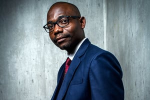 L’analyste gabonais Mays Mouissi, au siège de Jeune Afrique, le 8 juin 2023. © Damien Grenon pour JA