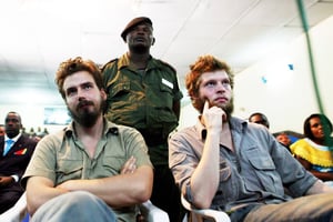 Les Norvégiens Tjostolv Moland (à g.) et Joshua French (à d.) écoutent le juge lire leur sentence au tribunal de Kisangani, le 8 septembre 2009. © VEGAR K.VATN/NTB SCANPIX/SIPA