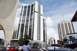 L’institution a demandé à Abidjan (ici le siège de la Banque africaine de développement) d’améliorer son assiette fiscale et son taux de prélèvement, qui est actuellement l’un des plus faibles d’Afrique. © Issouf SANOGO / AFP)