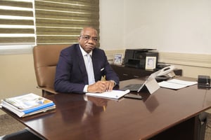 Célestin Tawamba, l’actuel patron du Gicam, dans son bureau de Douala, en avril 2017. © Guillaume Molle pour JA