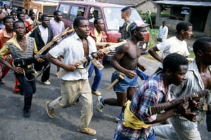 Démonstration de force des milices hutu au milieu des embouteillages, à Goma (en RDC), en juin 1994.