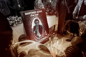 Enlevé le 17 janvier 2023, le journaliste camerounais Martinez Zogo a été battu et torturé, avant d’être laissé sans vie. © DANIEL BELOUMOU OLOMO/AFP.