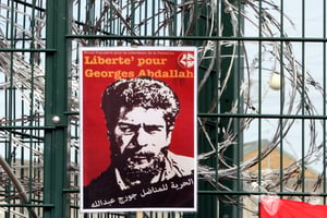 Une affiche portant l’inscription « Liberté pour Georges Abdallah » accrochée à l’extérieur de la prison de Lannemezan, dans le sud de la France, le 25 octobre 2014. © LAURENT DARD/AFP