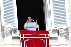 Le pape François s’adresse à la foule depuis la fenêtre du palais apostolique donnant sur la place Saint Pierre, lors de la prière de l’Angélus du dimanche au Vatican, le 6 octobre 2024. © Alberto PIZZOLI / AFP