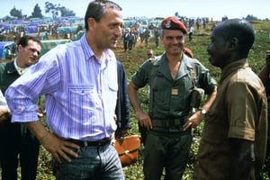 François Léotard (à g.), ministre français de la Défense, dans le camp de réfugiés tutsi de Nyarushishi, près de Cyangugu, en juin 1994. © José Nicolas / Hans Lucas via AFP