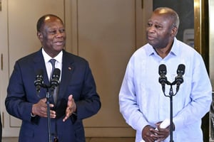 Alassane Ouattara et Laurent Gbagbo, au palais présidentiel d’Abidjan, le 14 juillet 2022. © Issouf SANOGO / AFP