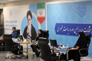 Responsables du ministère iranien de l’Intérieur examinant la validité des candidatures pour la présidentielle du 28 juin 2024. À Téhéran, le 30 mai. © Fatemeh Bahrami/Anadolu via AFP