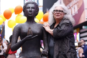 L’artiste africaine-américaine Alison Saar dévoilant sa statue de l’écrivaine Lorraine Hansberry, à Duffy Square (Times Square), à New York, le 9 juin 2022.