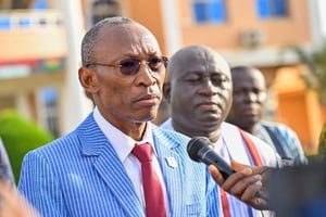 Le Premier ministre, Apollinaire Joachimson Kyelem de Tambela, a présidé, ce mercredi 11 septembre 2024, la traditionnelle cérémonie de levée des couleurs à la primature. © Primature du Burkina