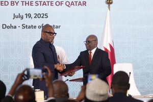 Le médiateur pour la paix Sumbu Sita, haut représentant du chef de l’État de la RDC (à g.), et le secrétaire exécutif du groupe armé M23, Benjamin Mbonimpa (à dr.), à Doha, le 19 juillet 2025. © KARIM JAAFAR/AFP