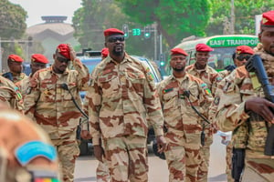 Le chef de la junte en Guinée, le général Mamadi Doumbouya (au c.), le 22 février, dans les rues de Kaloum. © Présidence de Guinée.