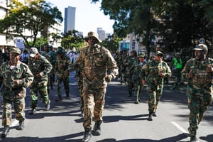 Défilé de membres de l’Opération Dudula, une milice anti-migrants, à Pretoria, le 1er juin 2023. © Phill Magakoe / AFP